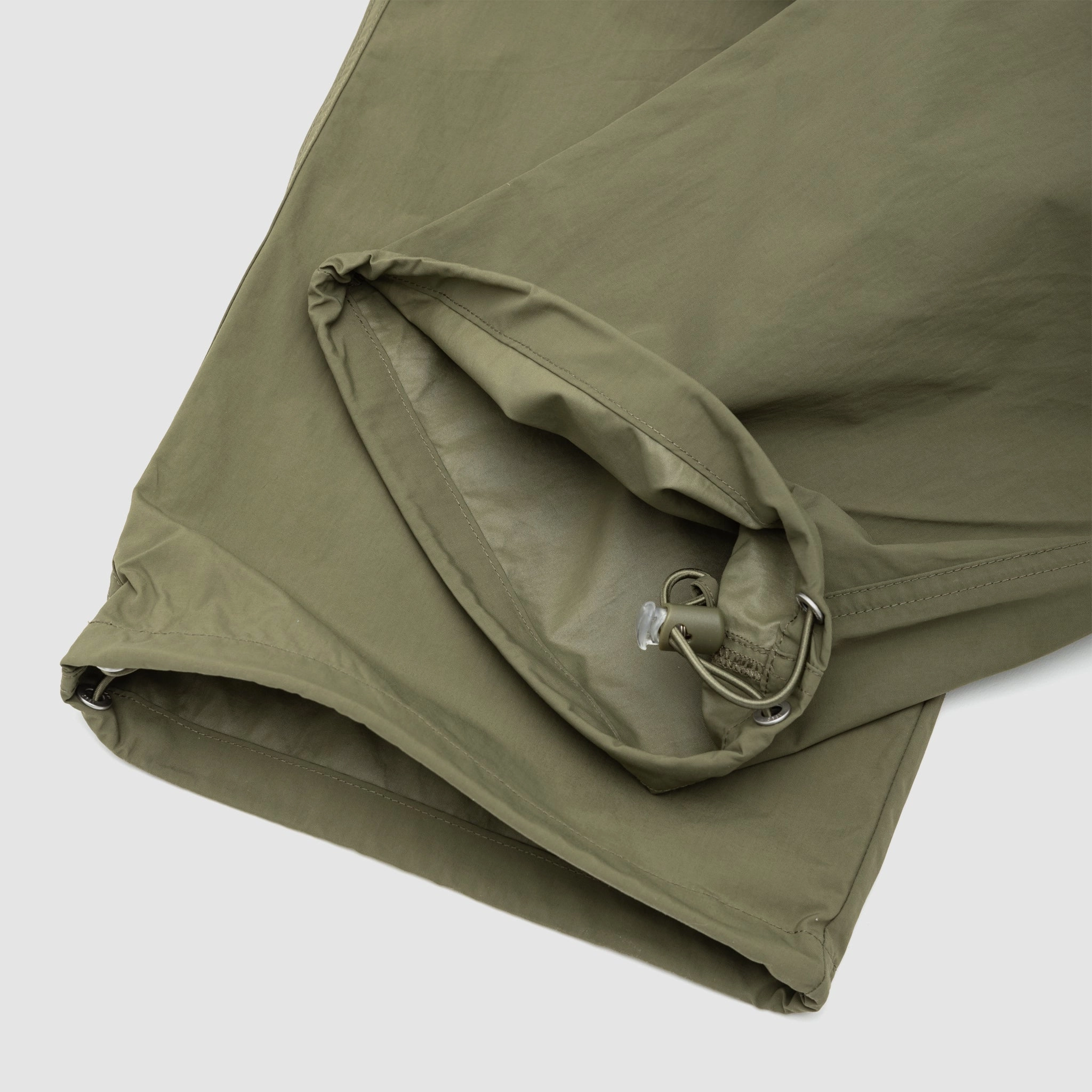 ESSENTIALS WOVEN PANT MEDIUM OLIVE