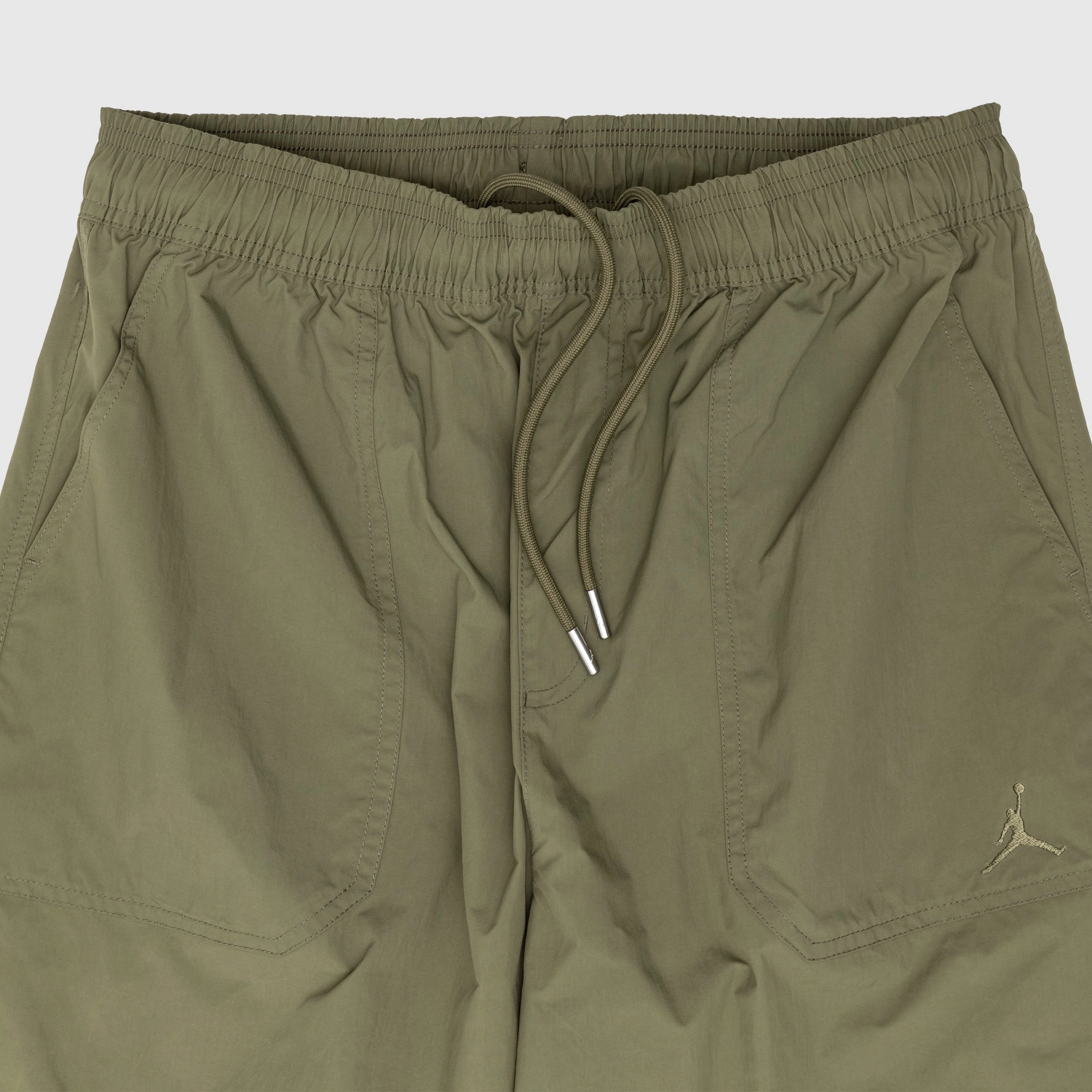 ESSENTIALS WOVEN PANT MEDIUM OLIVE