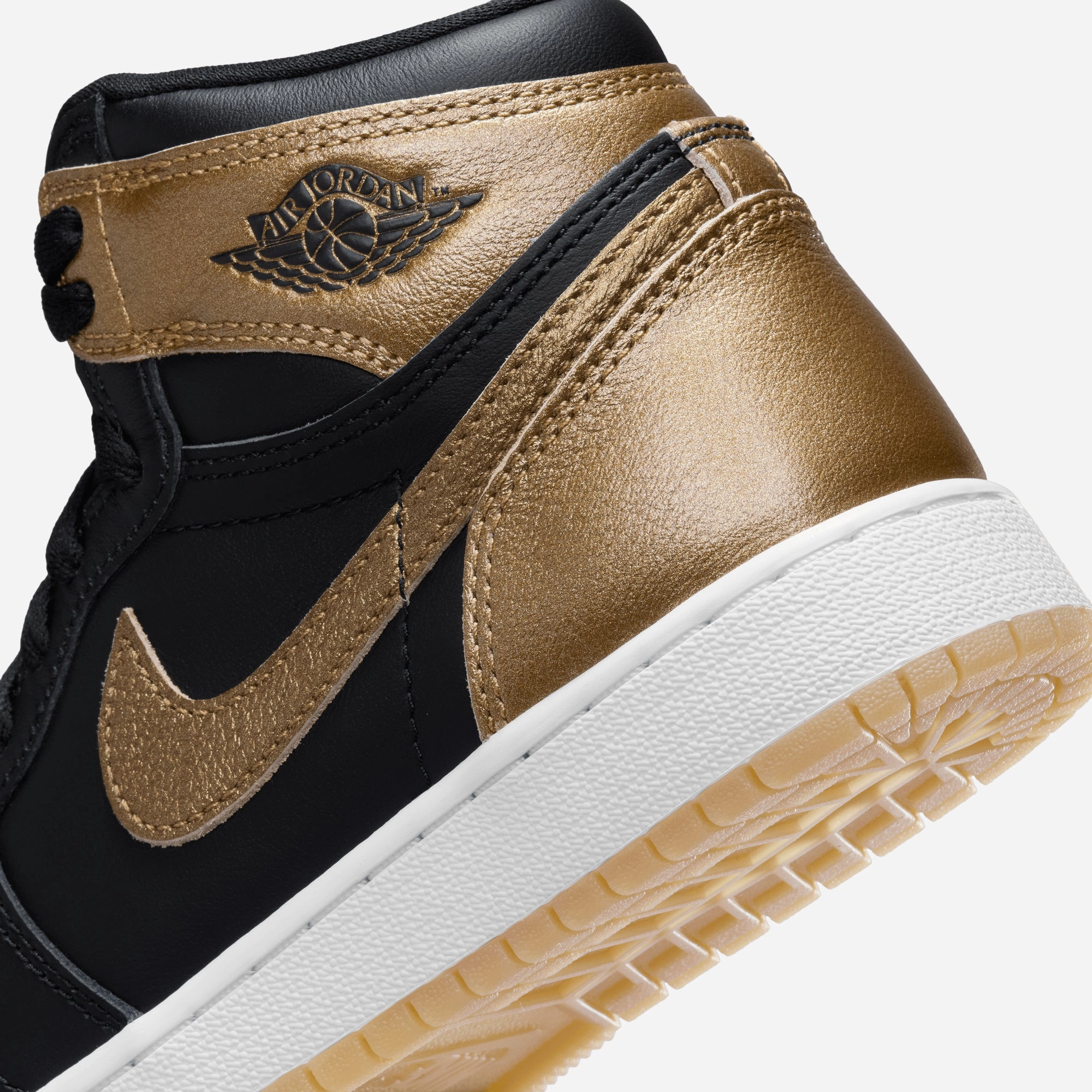 JORDAN | AIR JORDAN 1 HIGH OG (GS) { BLACK/METALLIC GOLD-SAIL