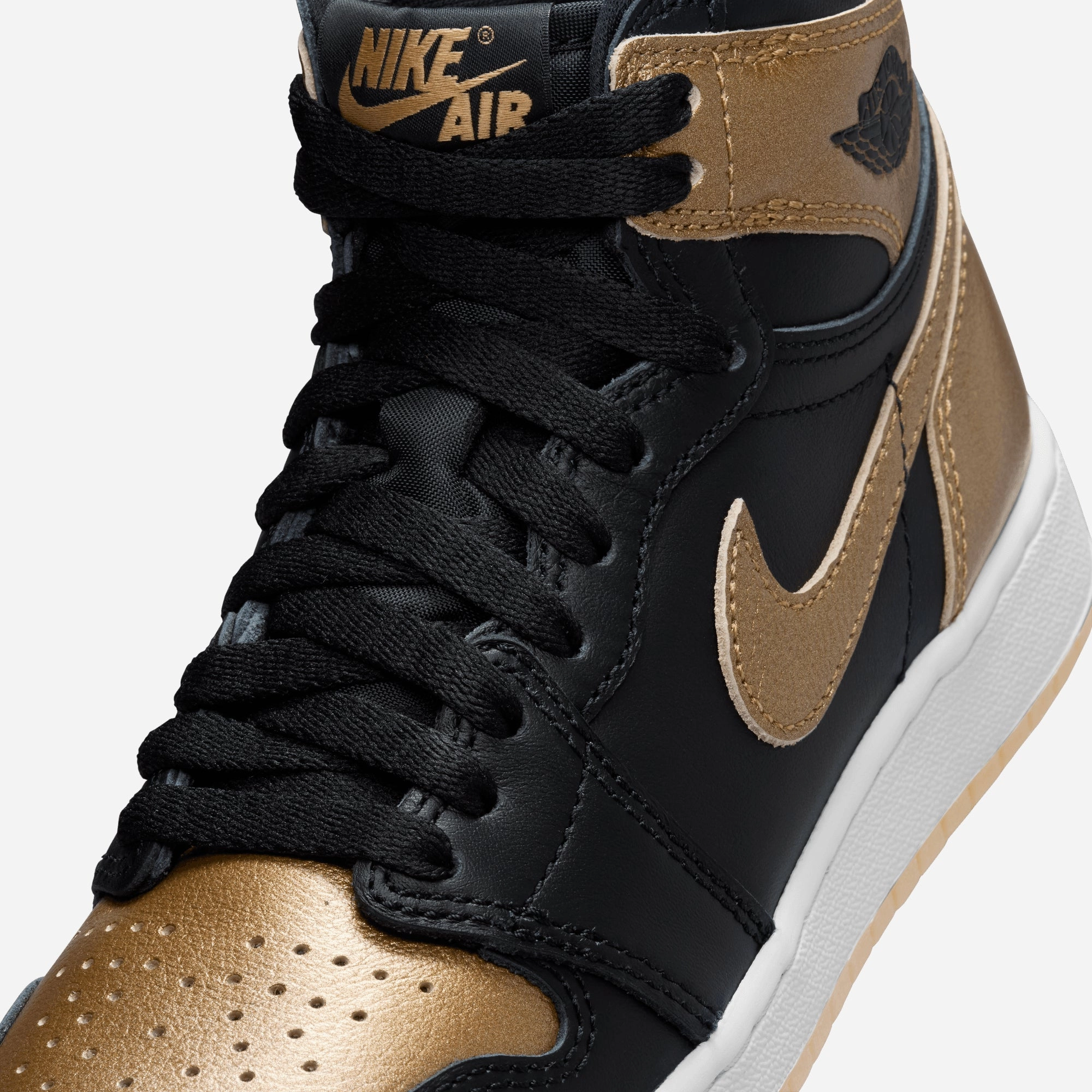 JORDAN | AIR JORDAN 1 HIGH OG (GS) { BLACK/METALLIC GOLD-SAIL