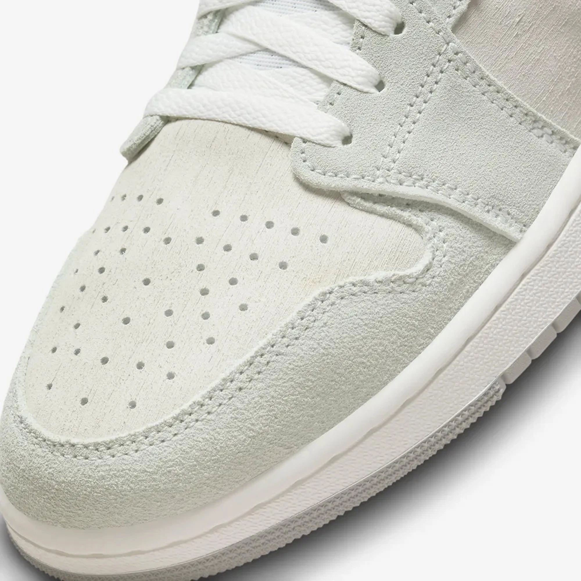 Jordan | AIR JORDAN 1 ZOOM CMFT 2  { SUMMIT WHITE/PARTICLE GREY-LIGHT SILVER