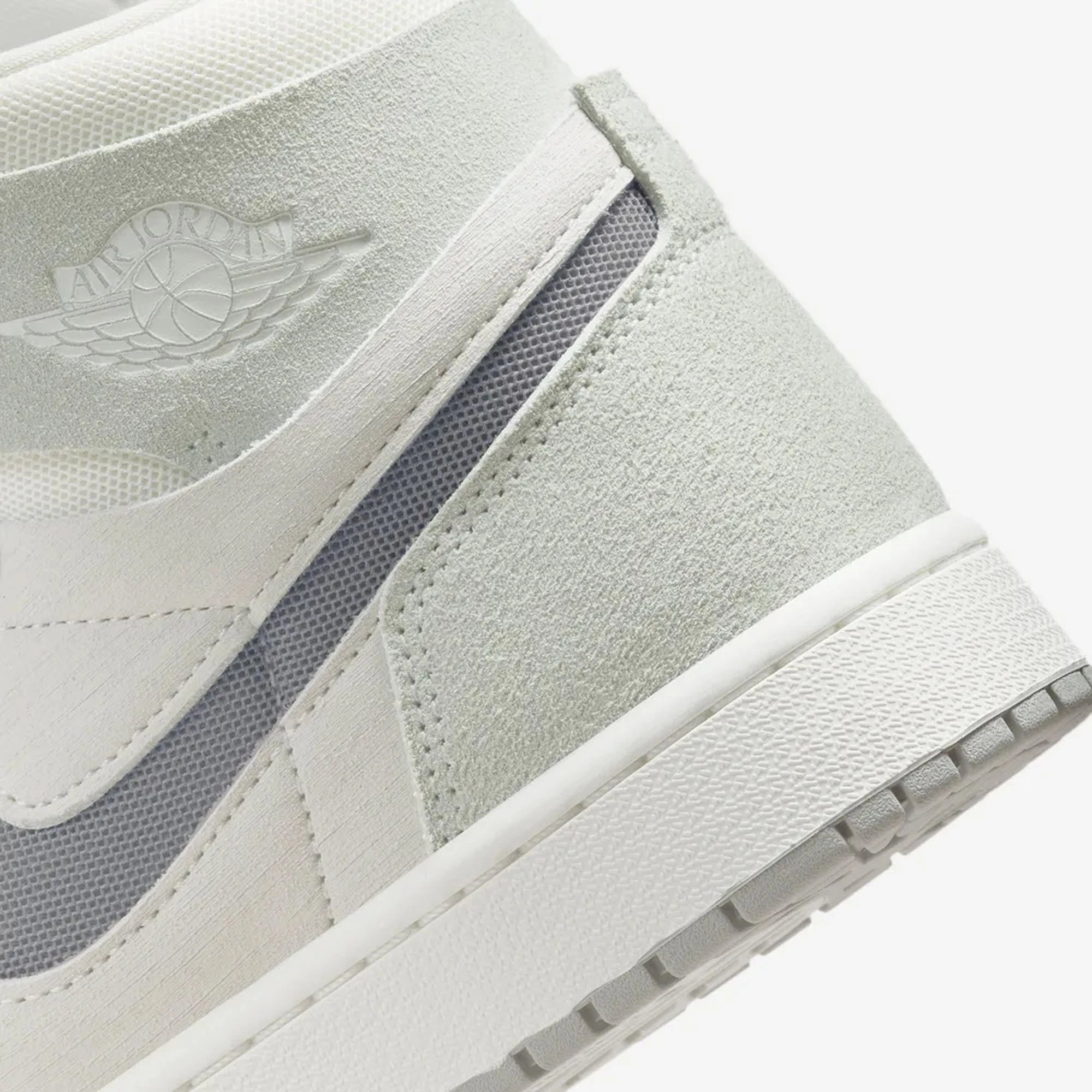 Jordan | AIR JORDAN 1 ZOOM CMFT 2  { SUMMIT WHITE/PARTICLE GREY-LIGHT SILVER
