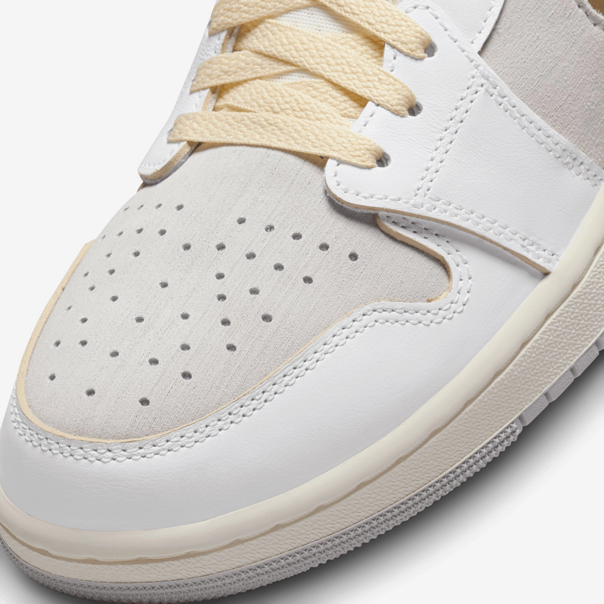 Jordan | AIR JORDAN 1 ZOOM CMFT 2  { WHITE/METALLIC GOLD-NEUTRAL GREY