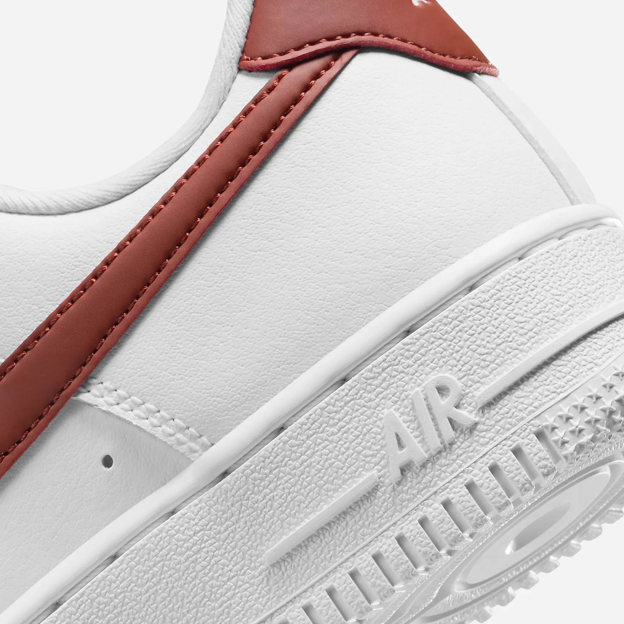 Nike | AIR FORCE 1 07  { WHITE/RUGGED ORANGE