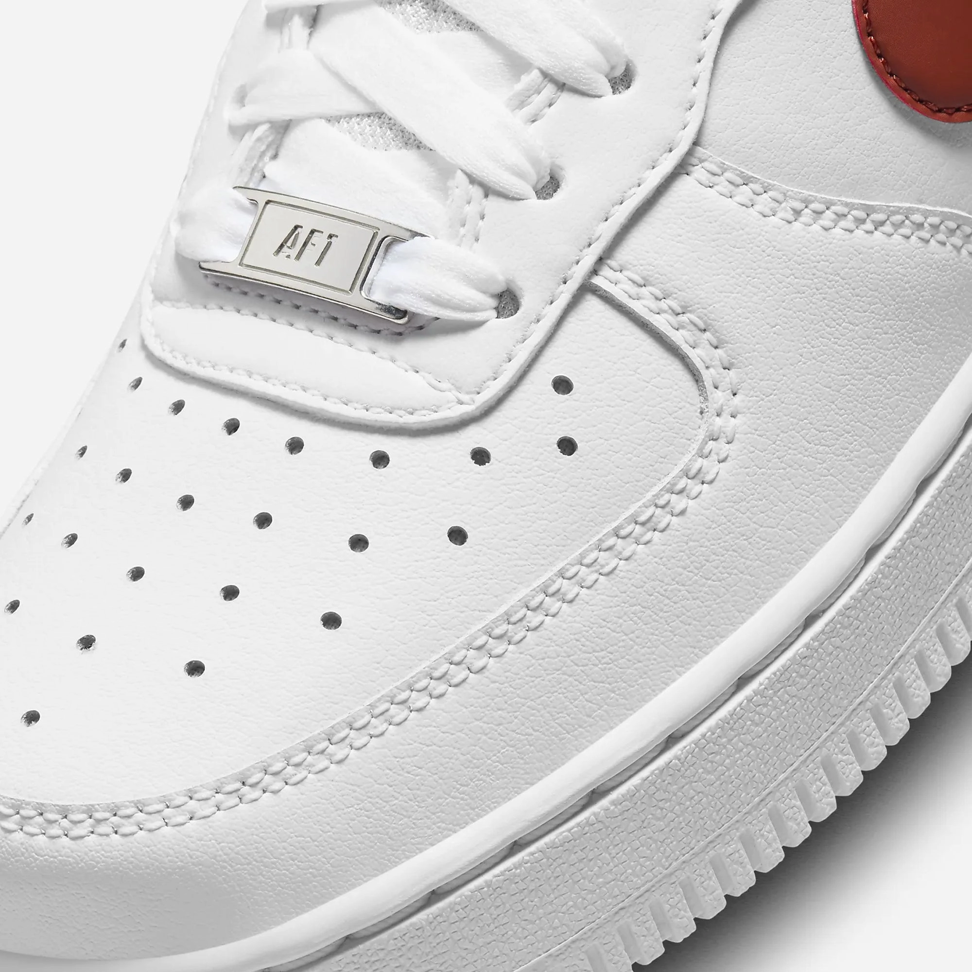 Nike | AIR FORCE 1 07  { WHITE/RUGGED ORANGE