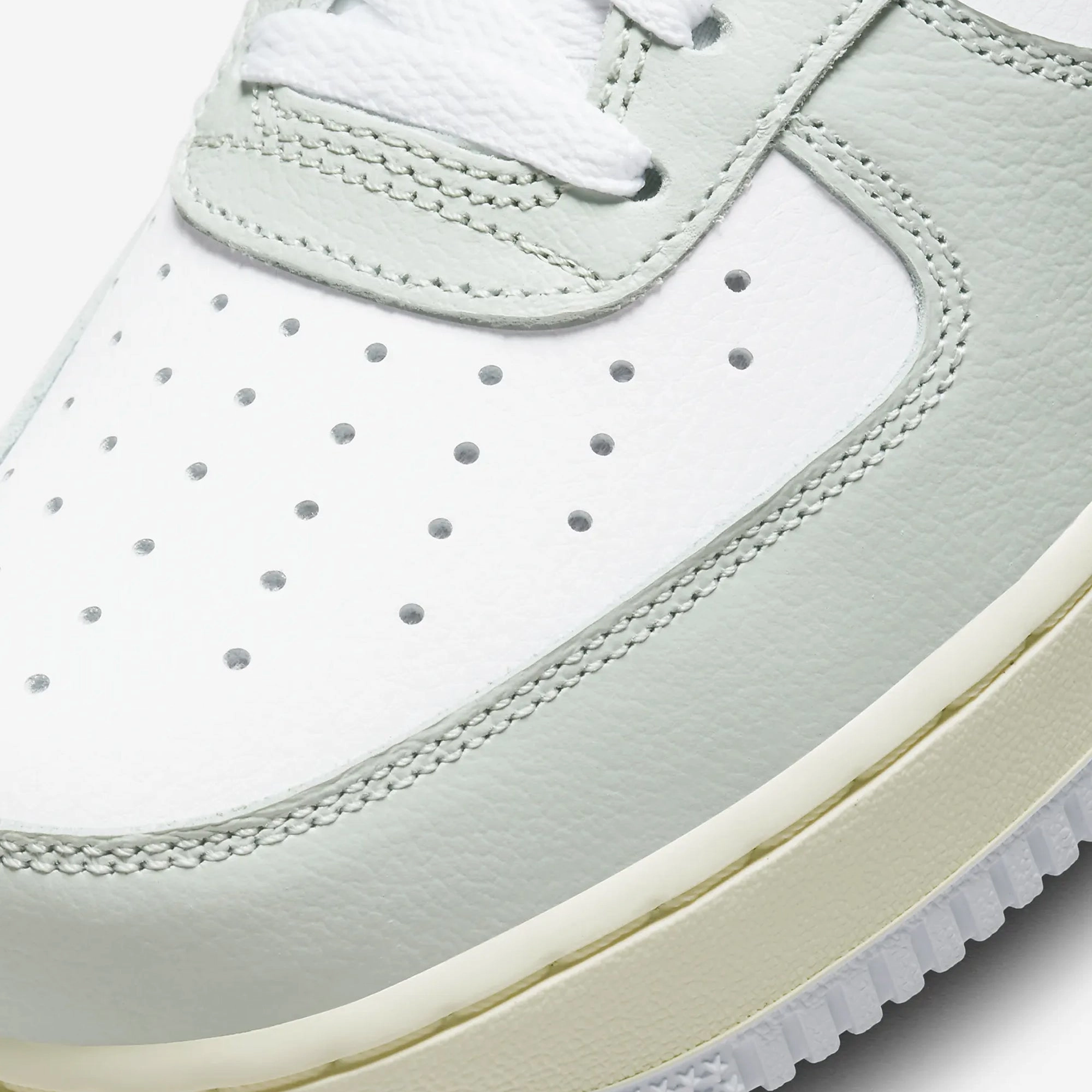 Nike | AIR FORCE 1 '07 LV8 { LIGHT SILVER/BLACK-LIGHT SILVER-WHITE