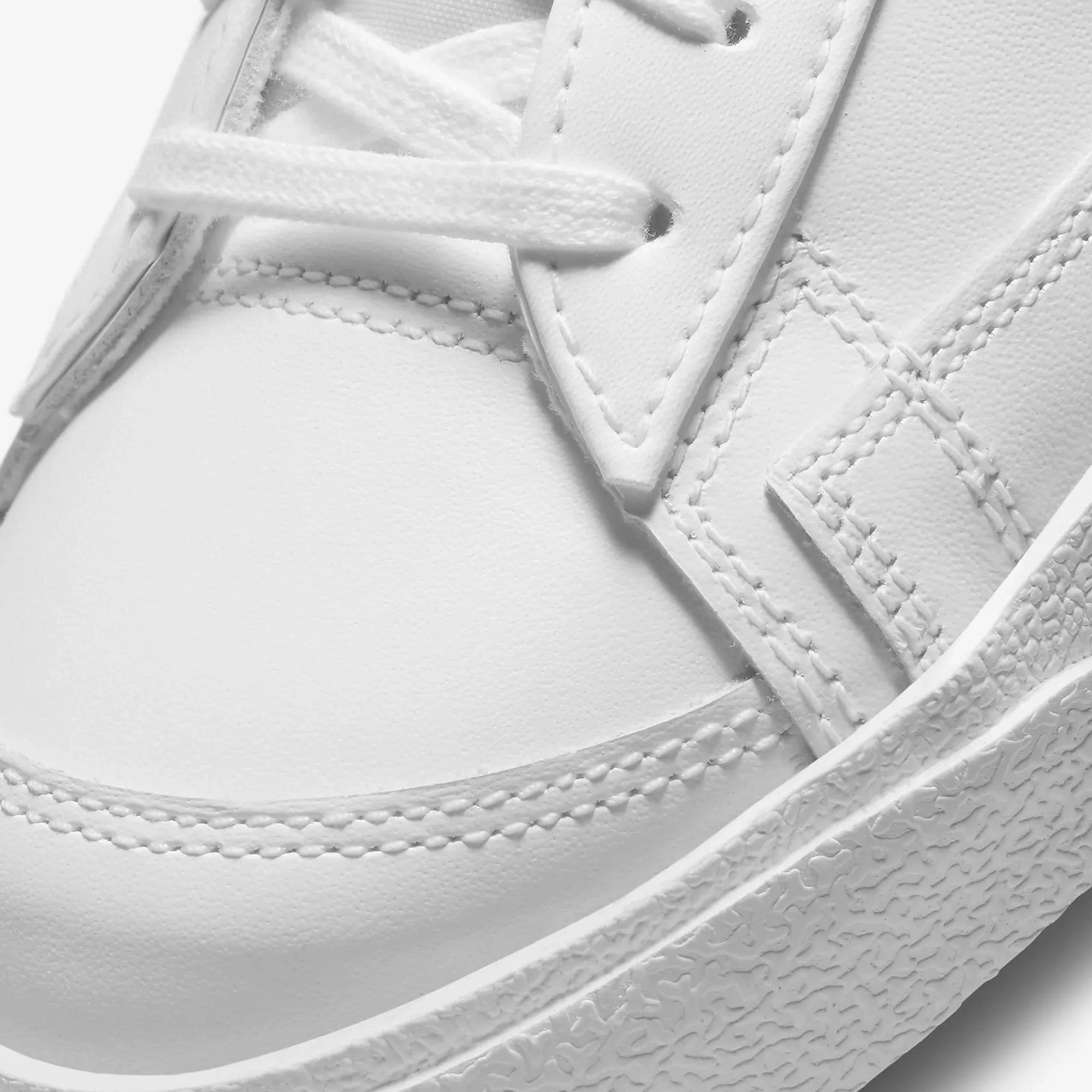 Nike | BLAZER LOW '77 { WHITE/WHITE-WHITE-WHITE