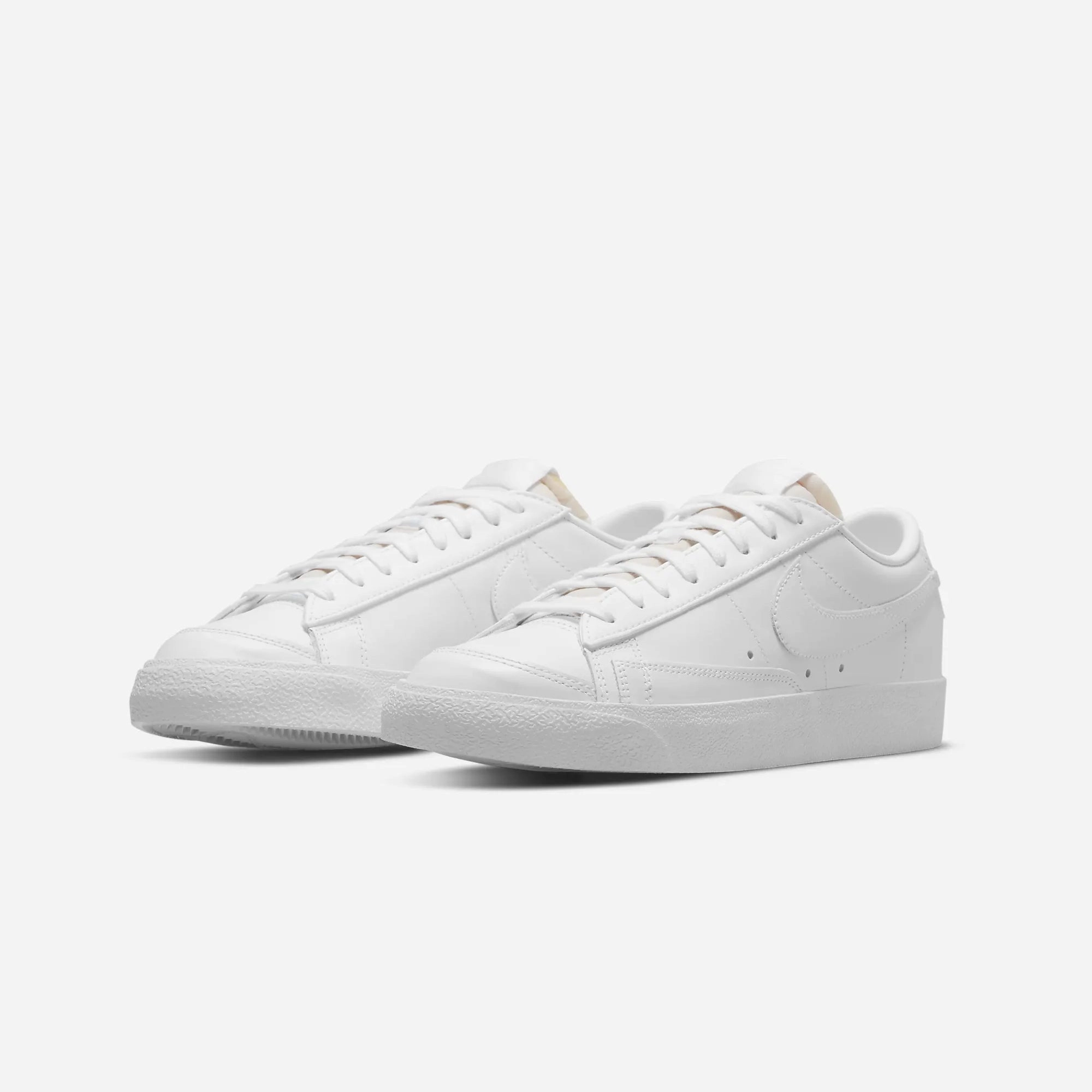 Nike | BLAZER LOW '77 { WHITE/WHITE-WHITE-WHITE