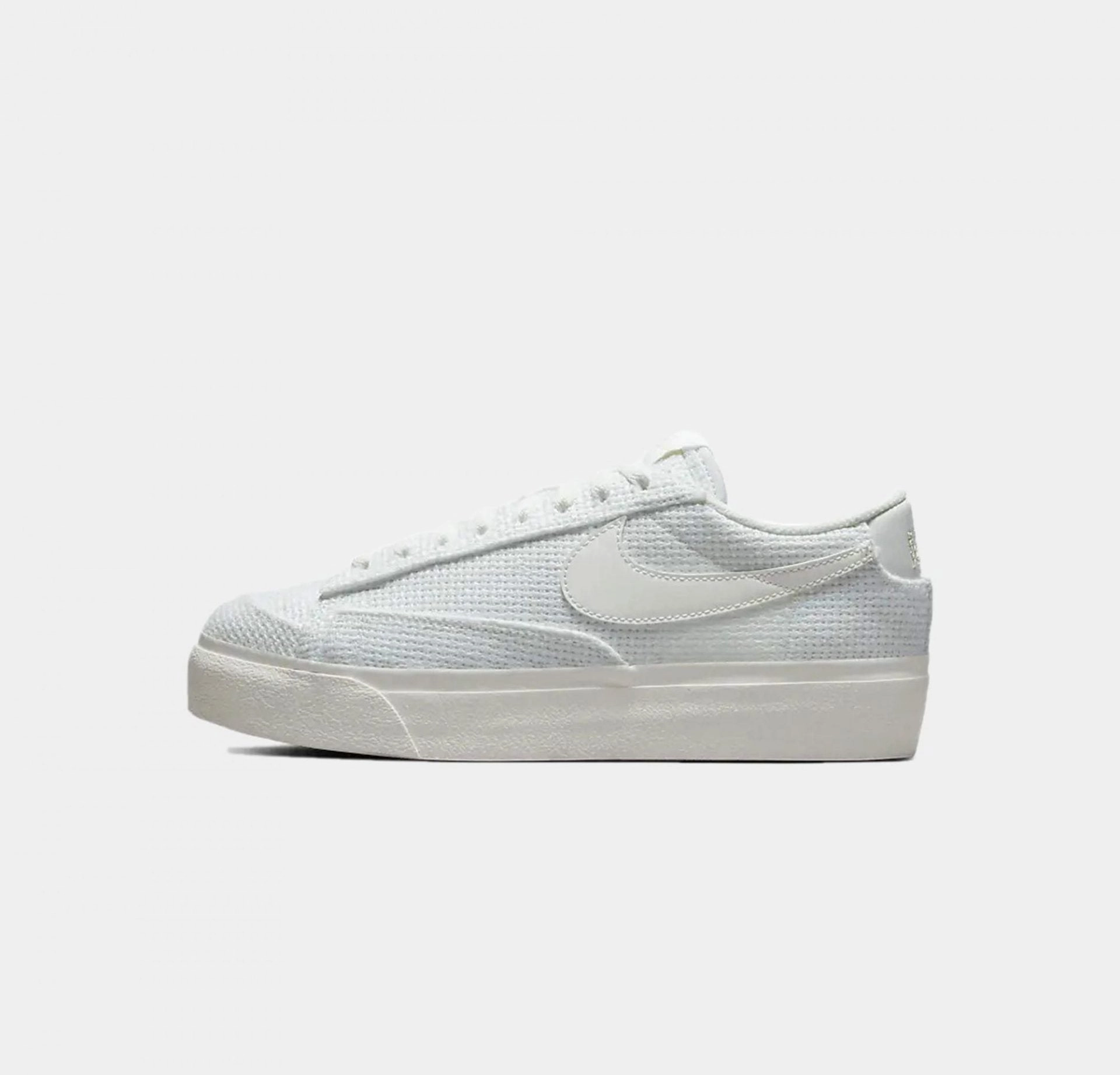 Nike | BLAZER LOW PLATFORM  { SUMMIT WHITE / FOSSIL