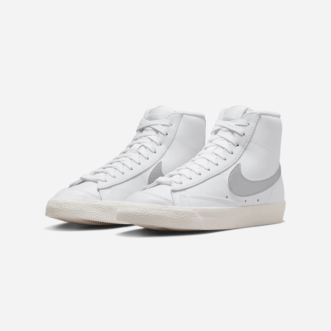 Nike | BLAZER MID '77 ESS { WHITE/METALLIC SILVER