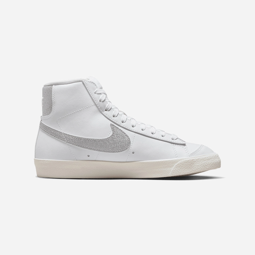 Nike | BLAZER MID '77 ESS { WHITE/METALLIC SILVER