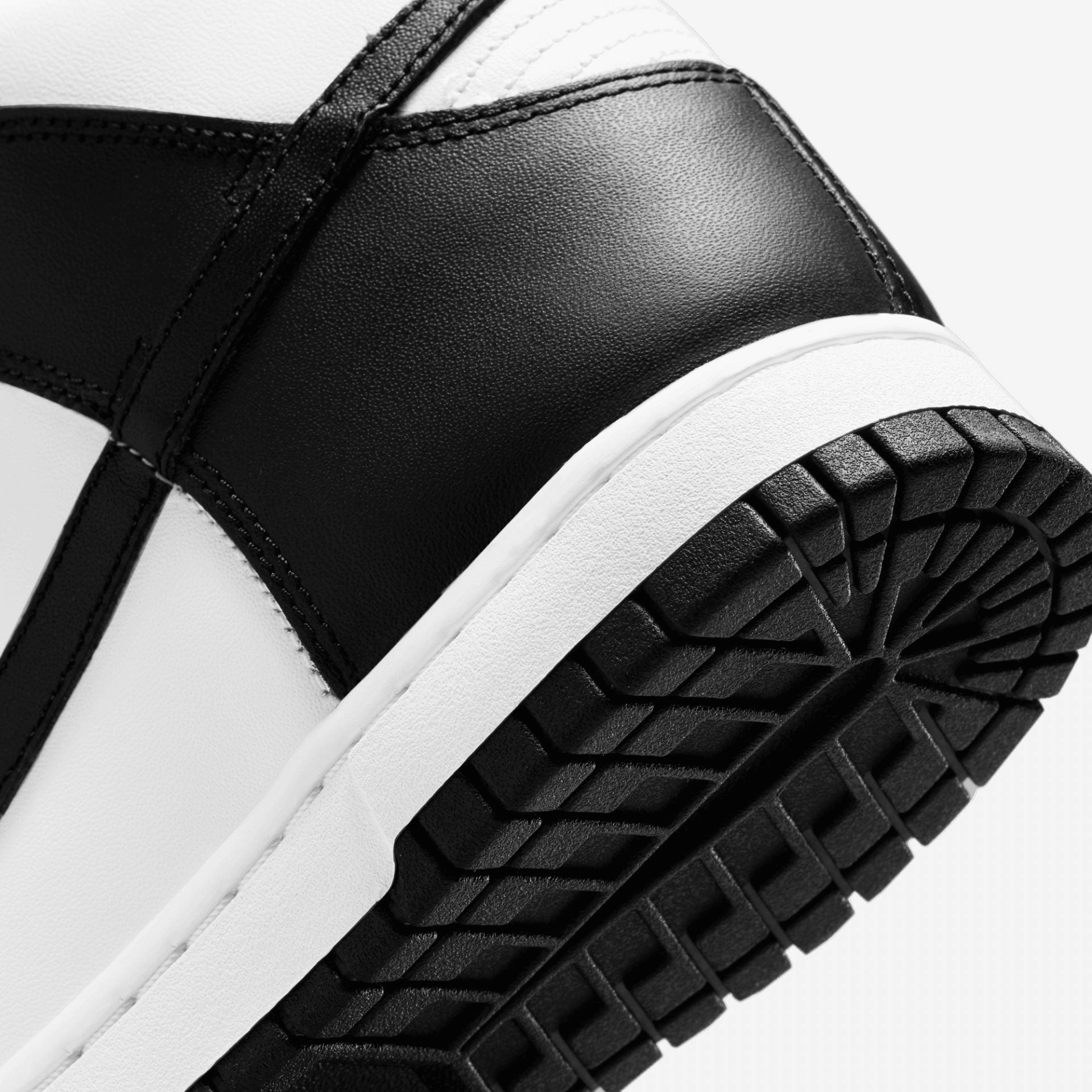 Nike | DUNK HIGH  { BLACK/WHITE