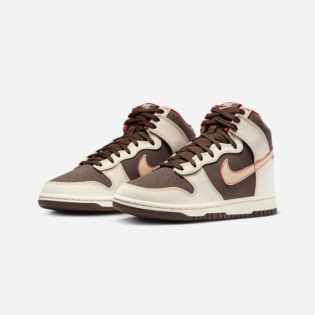 Nike | DUNK HIGH RETRO SE  { BAROQUE BROWN/SESAME-COCONUT MILK