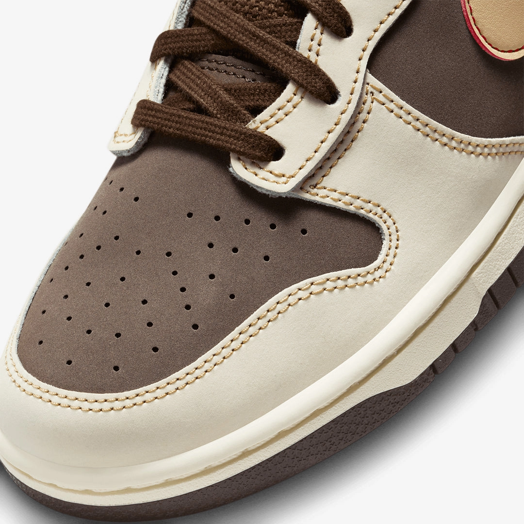 Nike | DUNK HIGH RETRO SE  { BAROQUE BROWN/SESAME-COCONUT MILK