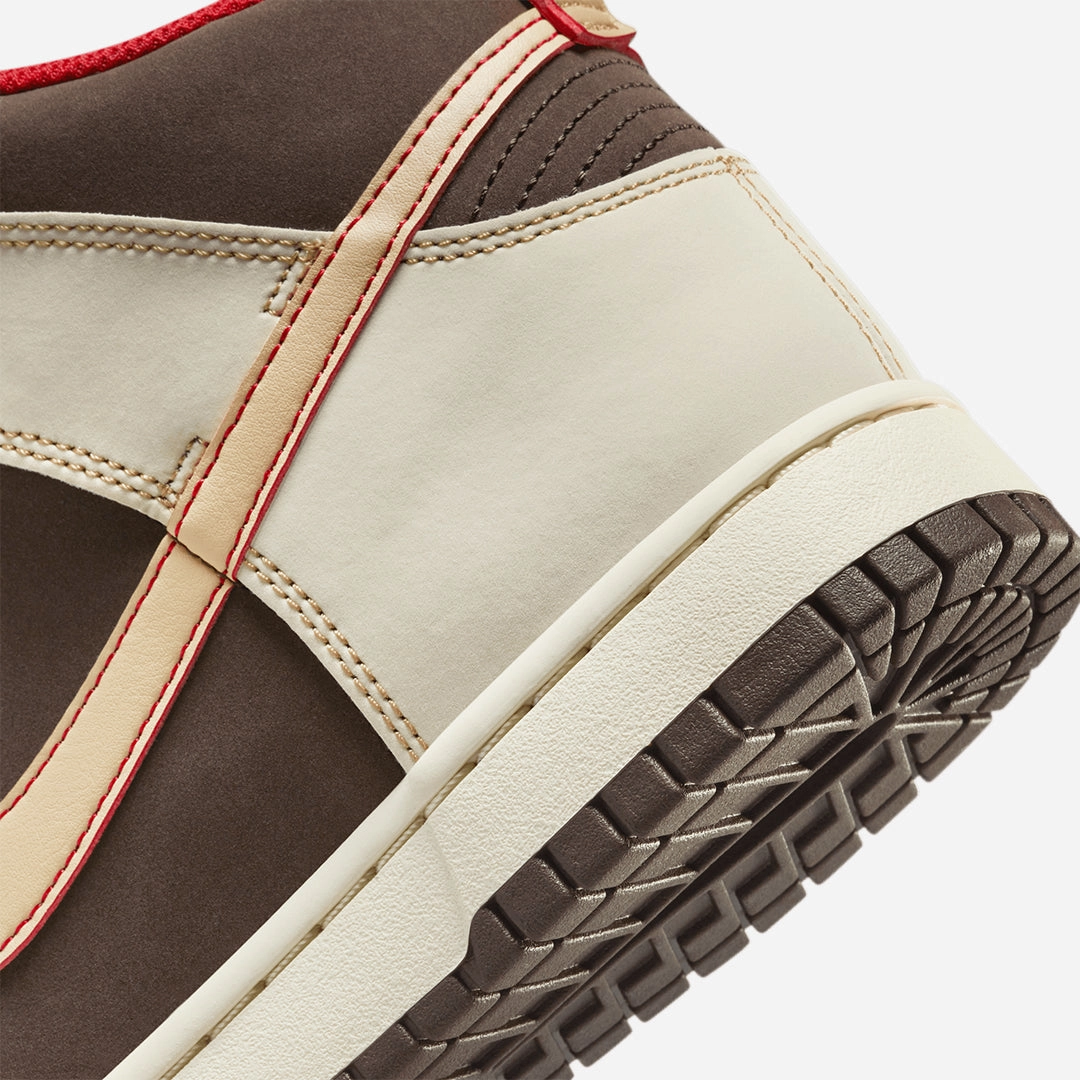 Nike | DUNK HIGH RETRO SE  { BAROQUE BROWN/SESAME-COCONUT MILK