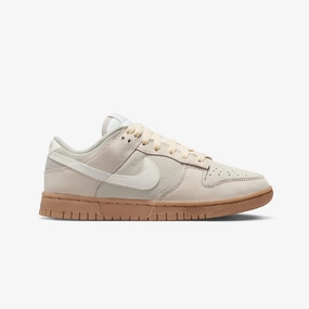 Nike | DUNK LOW SE  { LT OREWOOD BRN/SAIL-GUM LIGHT BROWN